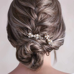 Set di pettini per capelli da sposa con perle bianche e strass su base dorata