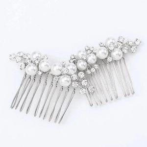 Dettaglio del pettine da sposa con perle finte bianche e strass brillanti in argento