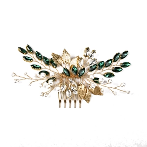 Détail du peigne de mariée avec cristaux émeraude, feuilles dorées et perles