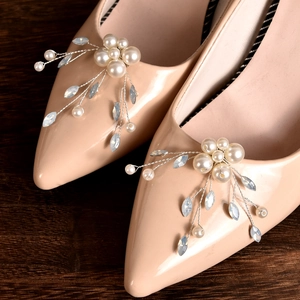 Beigefarbene spitze Pumps mit abnehmbaren Blumen-Clips aus Perlen und Kristallen