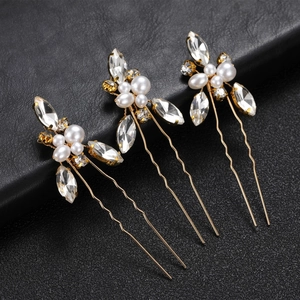 Détail de trois épingles à cheveux de mariée avec cristaux marquise et perles