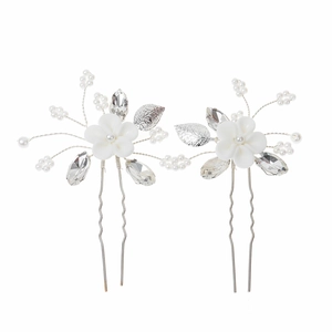 Vue détaillée des fleurs en argile blanche et perles sur épingles à cheveux en U
