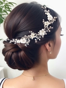 Vigne de cheveux de mariée avec fleurs en céramique blanche et perles de cristal chic