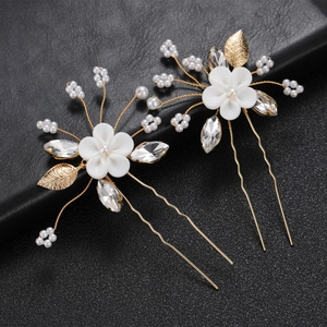 Détails des épingles à cheveux fleurs blanches en argile avec perles et feuilles dorées