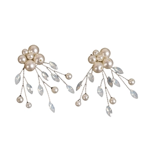 Makro-Detail von Brautschuh-Clips mit cremefarbenen Perlen und Kristall-Quasten