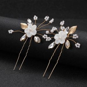 Détails d'épingles à cheveux fleurs blanches avec perles et cristaux sur pic doré