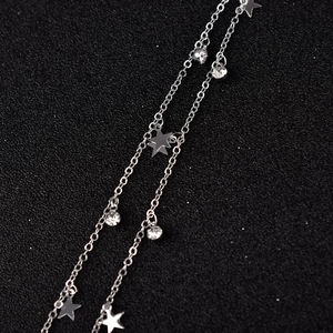 Elegante catena per capelli argento con stelle pendenti e dettagli in strass