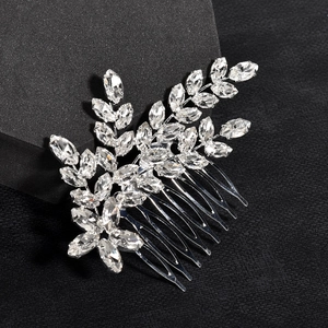 Dettaglio elegante pettine per capelli con strass scintillanti a forma di foglia e cristalli