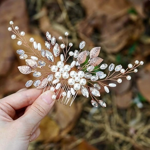 Dettaglio del pettine da sposa in oro rosa con perle, cristalli e foglie delicate