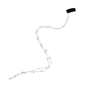 Dettaglio catena per capelli con stelle argentate, perline e clip in metallo nero