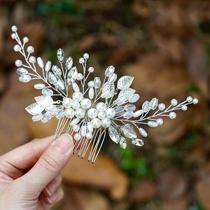 Pettine per capelli da sposa fatto a mano con perle, cristalli e foglie d'argento chic