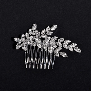 Dettaglio del pettine per capelli in argento con strass e design a foglie brillanti