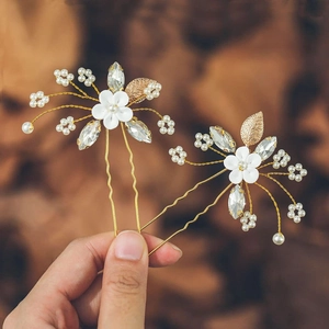 Lot de 2 épingles à cheveux fleurs blanches et perles avec feuilles dorées
