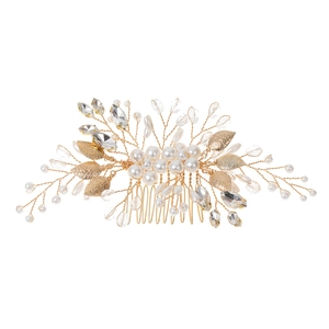 Pettine per capelli da sposa con foglie dorate, perle bianche e cristalli su sfondo bianco