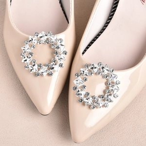 Chaussures de mariage élégantes en cuir verni beige avec boucles en strass étincelants