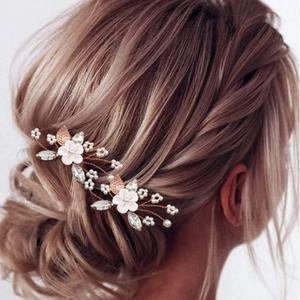 Épingles à cheveux en U avec fleurs en argile et perles dans une tresse