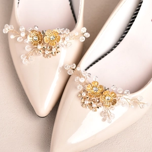 Clip per scarpe con fiori dorati e cristalli per decorazione sposa su tacchi alti beige