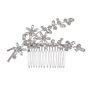 Dettaglio del pettine per capelli argento con strass scintillanti e motivi floreali