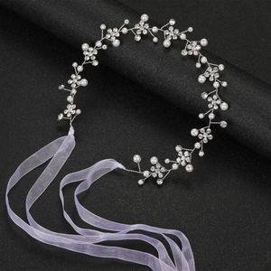 Handgefertigter Braut-Haarschmuck mit Blumen-Strasssteinen, Perlen und fliederfarbenem Band