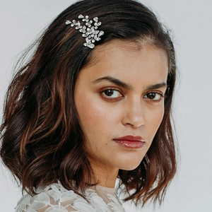 Vista ravvicinata del pettine da sposa argento con strass a foglia e cristalli brillanti