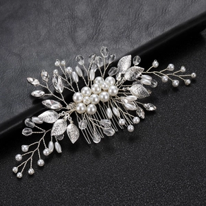 Pettine per capelli da sposa con perle e foglie argentate su sfondo nero