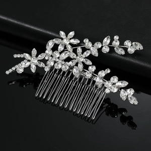 Dettaglio del pettine per capelli in argento con strass lucidi e motivi floreali