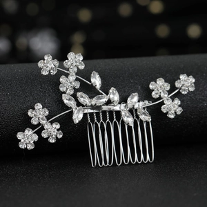 Vista macro del pettine per capelli in argento con strass scintillanti e fiori eleganti
