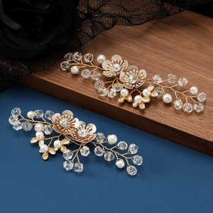 Dettaglio di clip per scarpe a fiore dorato con cristalli e perle per scarpe da sposa