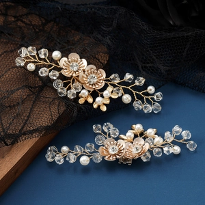 Dettaglio di fermagli per scarpe da sposa a fiore dorato con cristalli e perline