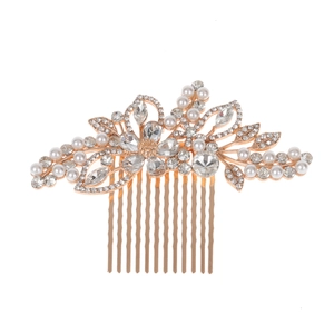 Peigne à cheveux de mariée doré avec perles blanches et fleurs en cristal sur fond blanc