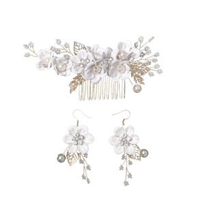 Handmade bridal hair comb and earring set with white flowers and pearls for weddings