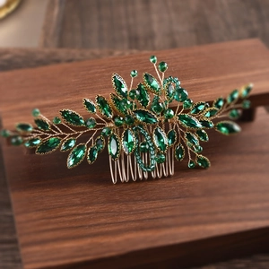 Dettaglio del pettine per capelli in filo dorato con cristalli verde scuro