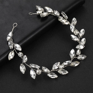 Vigne de cheveux de mariée en argent avec cristaux marquise et design de feuilles