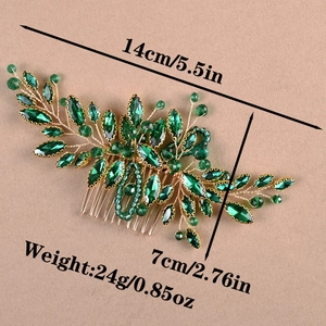 Dettaglio pettine per capelli con cristalli smeraldo e filo d'oro per acconciature