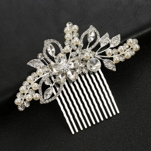 Peigne à cheveux de mariée avec perles et strass sur un élégant fond en cuir noir