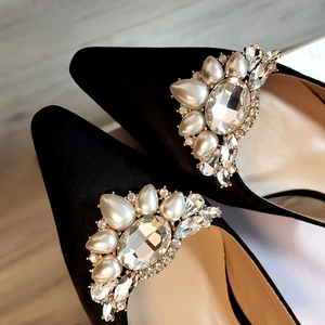 Elegantes tacones negros de punta con hebilla decorativa de lujo con perlas y cristales