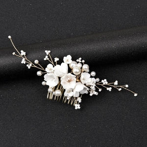 Peigne à cheveux de mariée avec fleurs en céramique blanche, perles et fils dorés