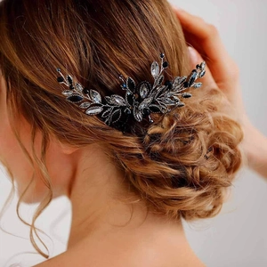 Elegante pettine per capelli da sposa con cristalli neri e perline d'argento su acconciatura