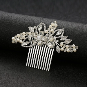 Détail du peigne de mariée avec feuilles en argent, strass brillants et perles blanches