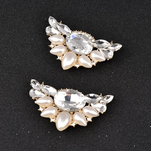 Elegante flügelförmige Schuhclips mit Goldbeschichtung, Kristallen und hängenden Perlen
