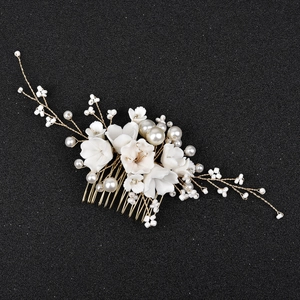 Détail du peigne à cheveux fleuri fait main avec perles et fil doré sur fond noir