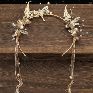 Serre-tête de mariée doré élégant avec motifs libellules, perles et glands pendants