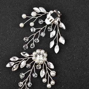 Clip per scarpe da sposa fatte a mano in argento con perle bianche e cristalli lucidi