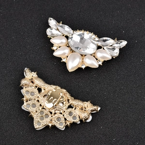 Makro-Detail von Schuhclips mit Tropfenperlen, Kristallen und goldenem Metall-Federverschluss