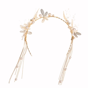 Serre-tête de mariée doré avec breloques libellules, glands et perles sur fond blanc