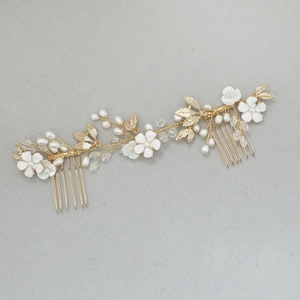 Detail eines handgefertigten Brauthaarkamms mit goldenen Blumenperlen und Kristallen
