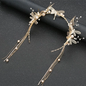 Serre-tête de mariée doré avec motifs libellules, perles blanches et longs pompons
