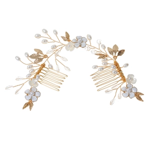 Goldene Brauthaarkämme mit weißen Emaille-Blumen, Perlen und Kristallen auf weißem Grund