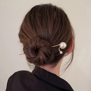 Épingle à cheveux élégante en métal doré avec perles blanches pour coiffure chic
