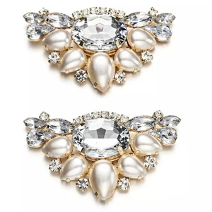Elegante Schuhclips mit Perlen und Kristallen auf Goldlegierung mit großem ovalem Strass